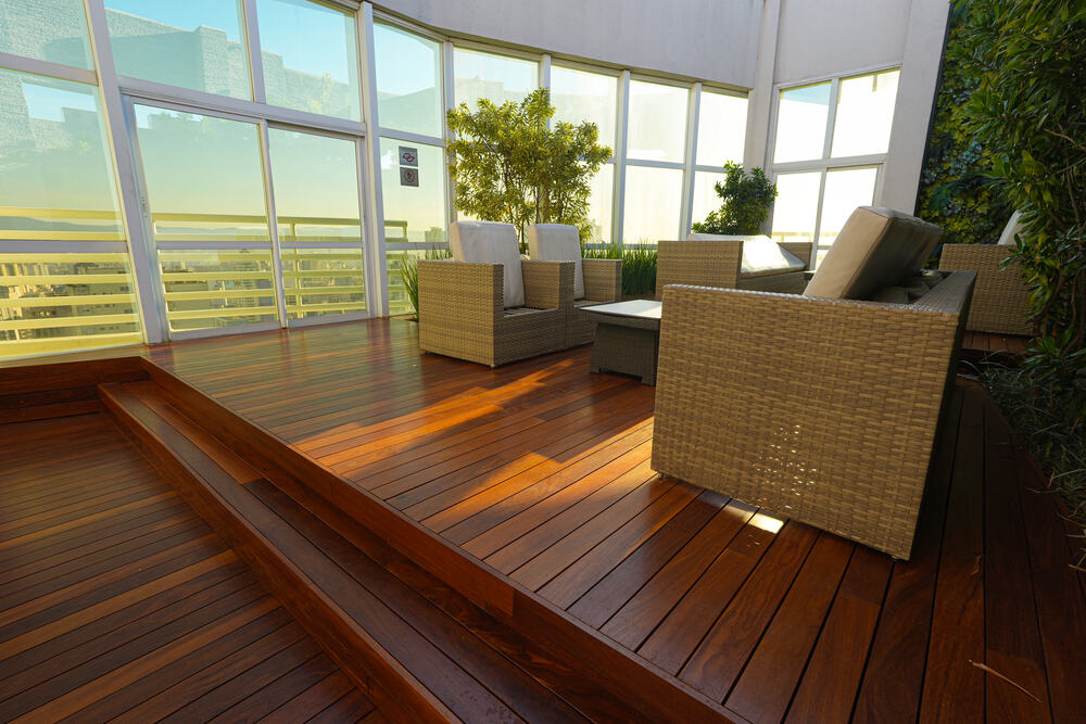 Deck de madeira em varanda com vista de São Paulo