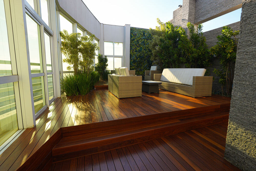 Deck de madeira em varanda residencial