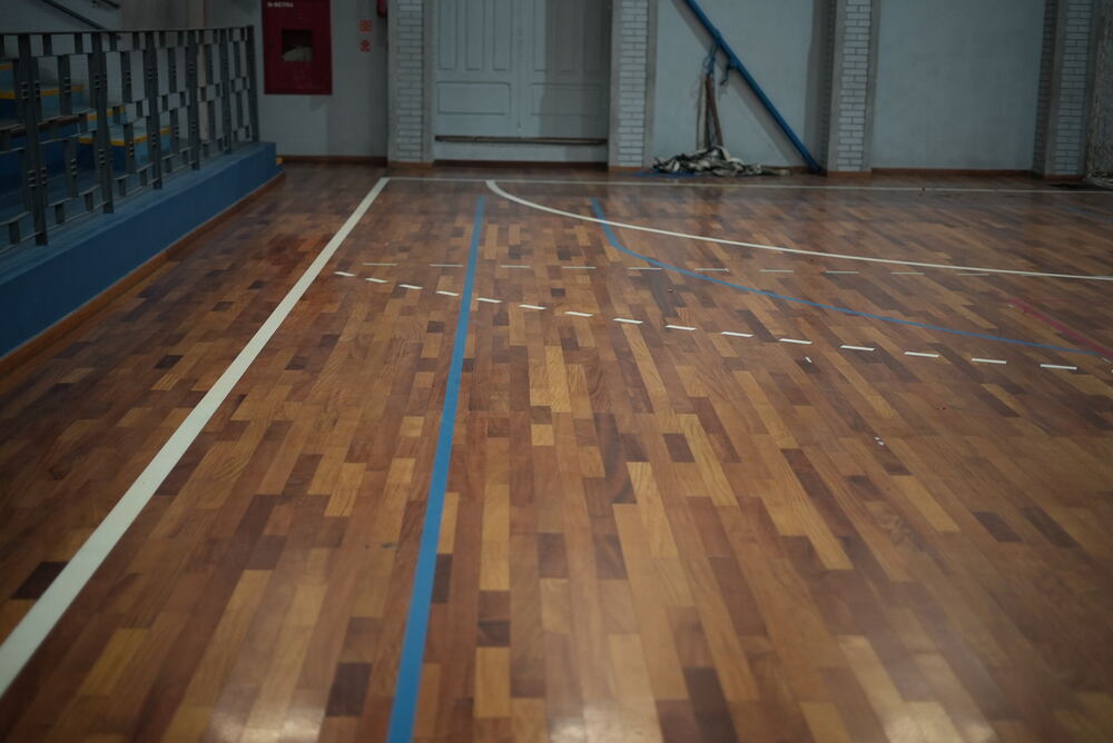 Piso esportivo de madeira depois do acabamento